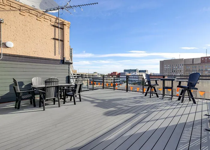 Walk To Unl Campus: Dtwn Lincoln Loft Apt!