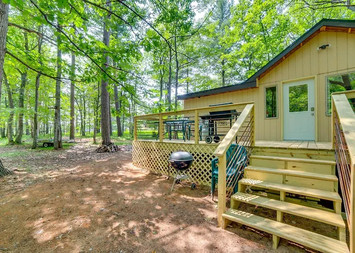 Sunroom, Deck & Grills: Marquette Cottage!