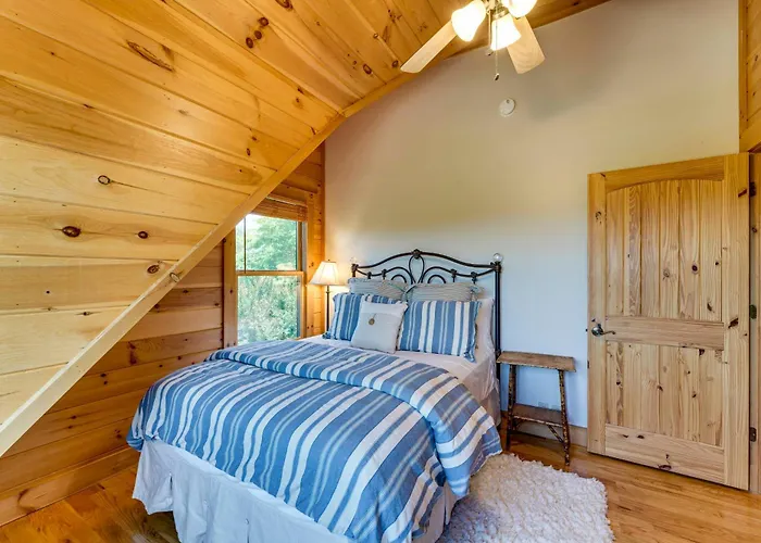Hot Tub, Game Room! Group-Friendly Nebo Cabin