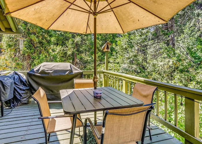 3 Mi To Shaver Lake: Cozy 'Bears Hideaway' Cabin!