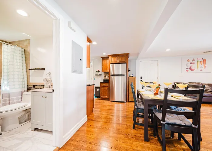 Apt 2Br Quincy Hideout W Balcony, Bathtub, Tv Near Wollaston Beach 74L