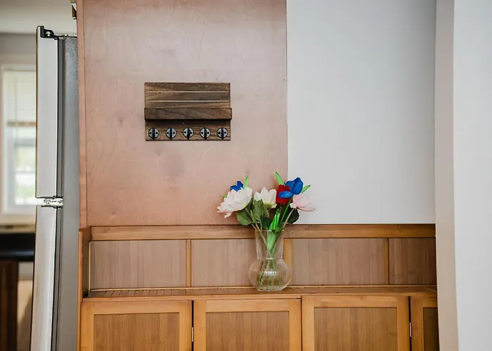 Apt 2Br Quincy Hideout W Balcony, Bathtub, Tv Near Wollaston Beach 74L