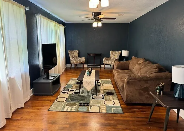 Cozy Home With 3 Beds And An Office!