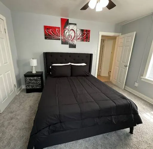 Cozy Home With 3 Beds And An Office!