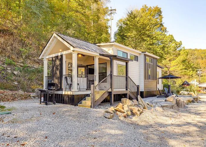 Deck, Grill & Pond: Modern Cookeville Gem