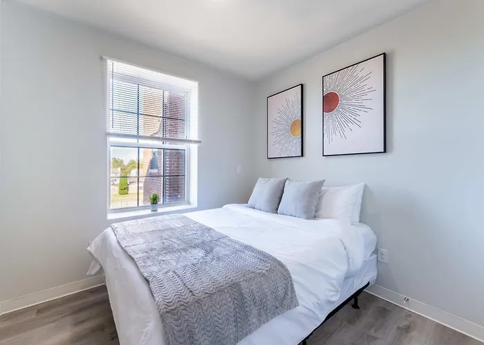 2Br Exclusive Retreat Near Henry Ford