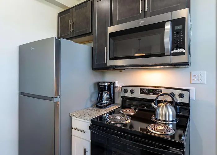 2Br Exclusive Retreat Near Henry Ford