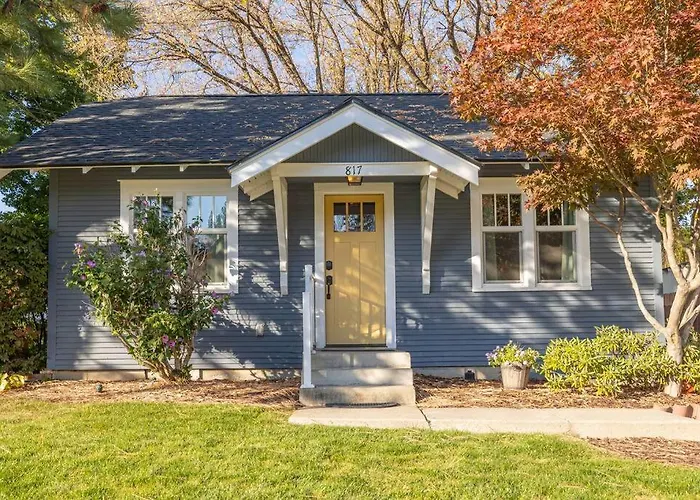 Charming Cozy Cottage With Hot Tub