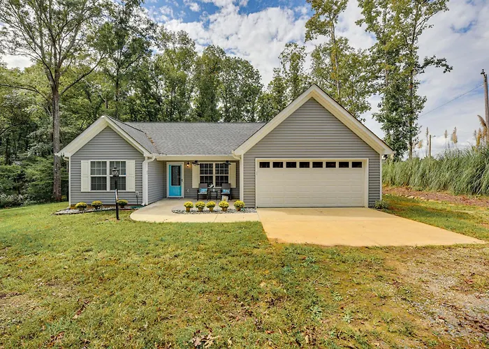 Pet-Friendly Home In Monroe: Deck, Grill & Yard!