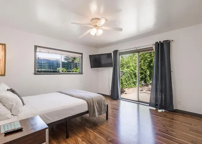 Spacious Home & Guest House, 2 Kitchen & Garden