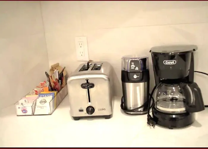 Modern Furnished 2Br 2Ba Oakland With Private Parking, Smart Lock & Ac