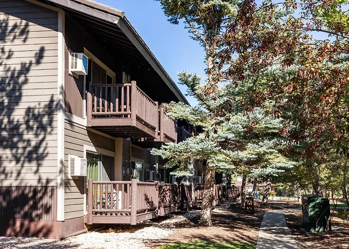 Cozy Stay For 4, 5 Min Drive To Base, Full Kitchen, Shared Hot Tub & Pool, Restaurants Nearby!
