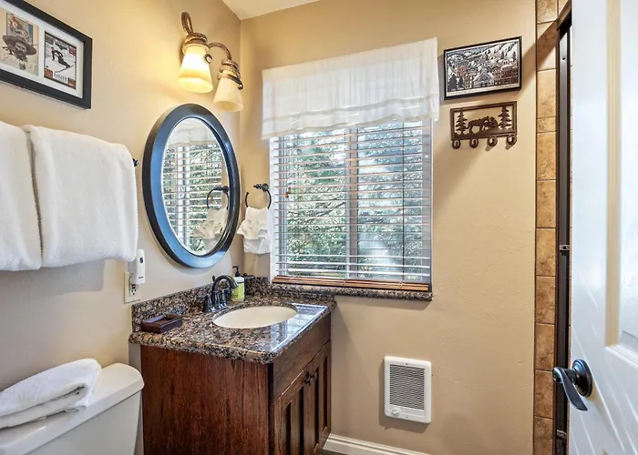 Cozy Stay For 4, 5 Min Drive To Base, Full Kitchen, Shared Hot Tub & Pool, Restaurants Nearby!