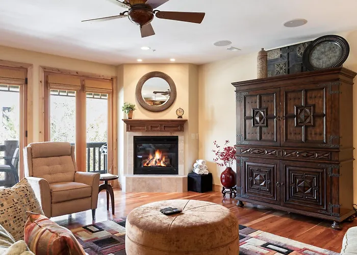 Spacious Retreat, Sleeps 7, Minutes To Skiing, Private Hot Tub, Scenic Views, Ultimate Relaxation!