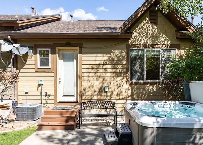 Spacious Retreat, Sleeps 7, Minutes To Skiing, Private Hot Tub, Scenic Views, Ultimate Relaxation!