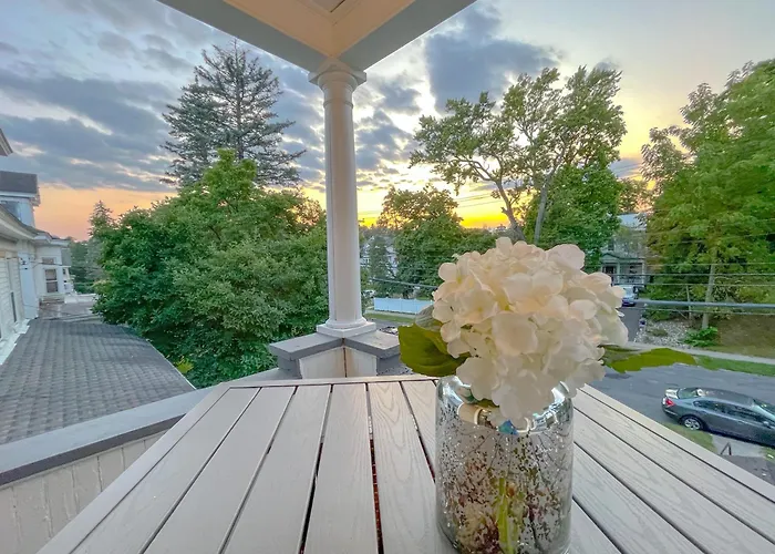 The Allen House - 3 Bedroom - 2 Full Bath - Private Gorgeous Apartment - Sleeps 8