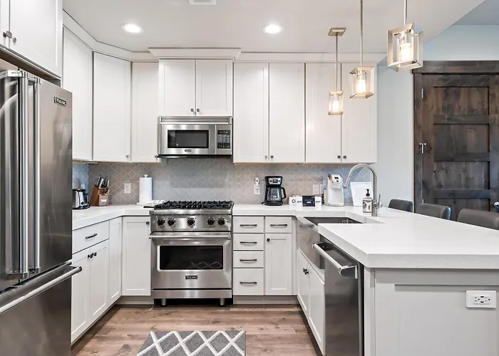 Newer Upscale Canyons Village Resort Condo, 5 Min Walk To Gondola, 2 Bedrooms Ensuite, Pet Friendly