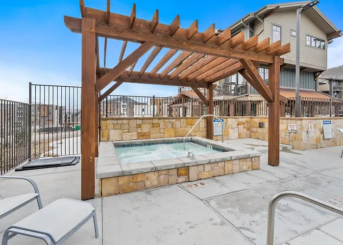Room For 4, Modern Mountain Chic Interiors, Large Hot Tub, 5 Min Walk To Lift