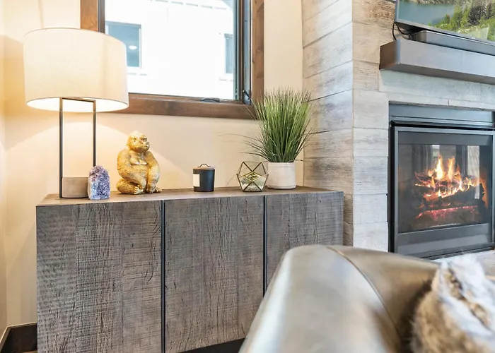 Heated Pool, Gourmet Kitchen, Pet Friendly, Gym, Walk To Canyons Village, 2 Private Patios