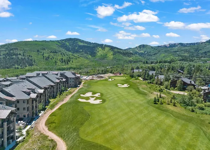 Heated Pool, Gourmet Kitchen, Pet Friendly, Gym, Walk To Canyons Village, 2 Private Patios