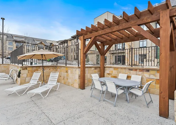 Heated Pool, Gourmet Kitchen, Pet Friendly, Gym, Walk To Canyons Village, 2 Private Patios