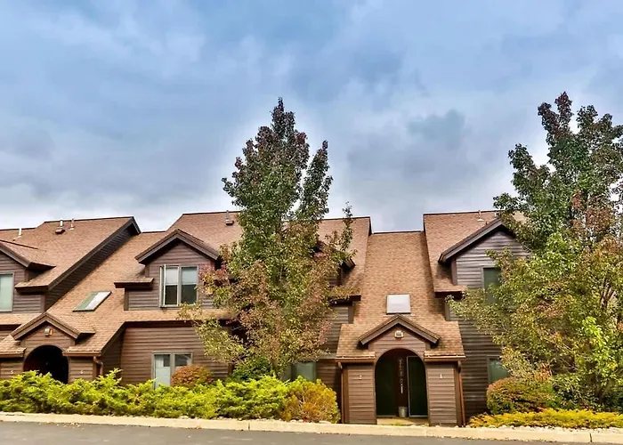 Spacious 3 Bedroom Condo Steps Away From Slopes