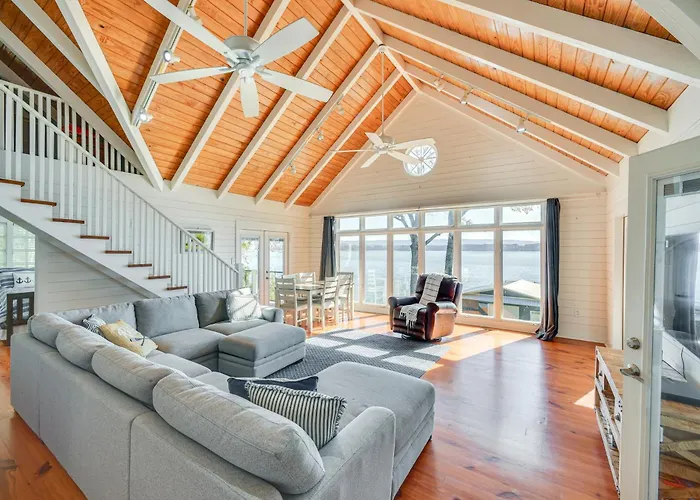 Dock + Panoramic Views: Guntersville Lake Retreat!