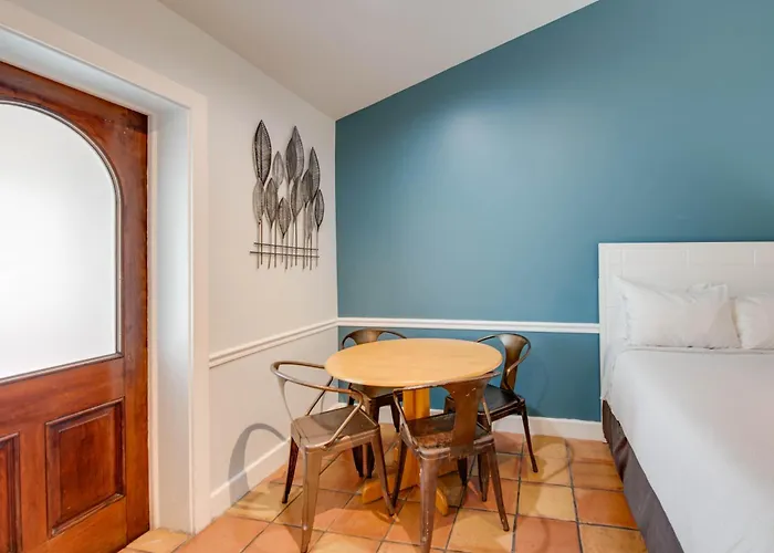 Egret Suite | Bright Retreat, Hot Tubs, Steps From Duval!