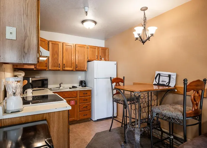 Great Location, Sleeps 4, 5 Min Drive To Ski & Bike Access, Shared Pool!