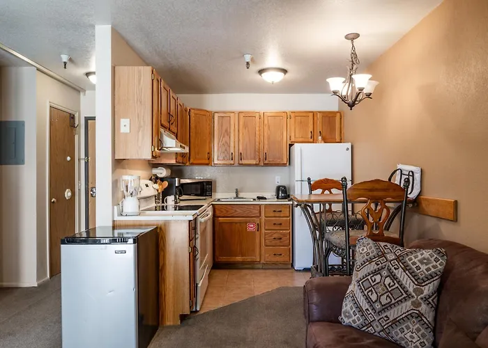 Great Location, Sleeps 4, 5 Min Drive To Ski & Bike Access, Shared Pool!