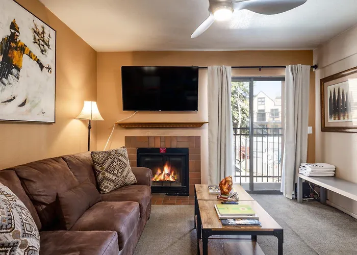 Great Location, Sleeps 4, 5 Min Drive To Ski & Bike Access, Shared Pool!
