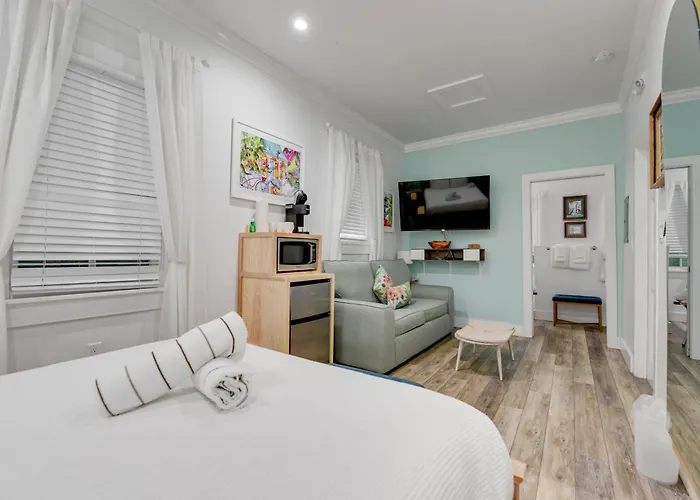 Pilar Cottage - Harbor Walk Hideaways