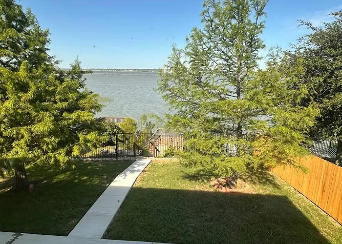 Lake Front Home, Around 15 Minutes Drive To At&T And Epic Water