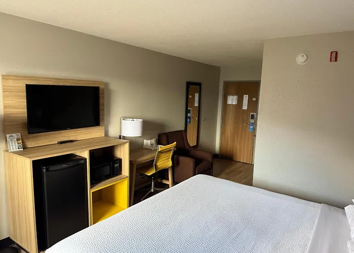 Days Inn By Wyndham Muncie -Ball State University