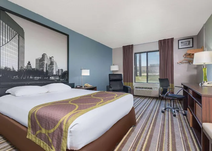 Super 8 By Wyndham Bloomington/Airport