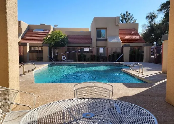 Cozy Condo Near Mcc With Pool, Bbq, Covered Parking