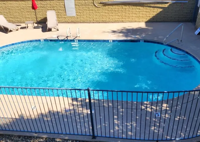 Mid Century Modern Condo Near Old Town, Pool & Bbq
