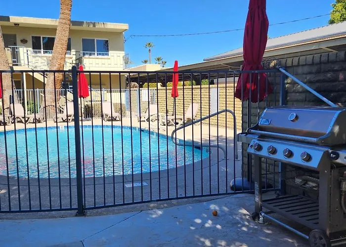 Mid Century Modern Condo Near Old Town, Pool & Bbq