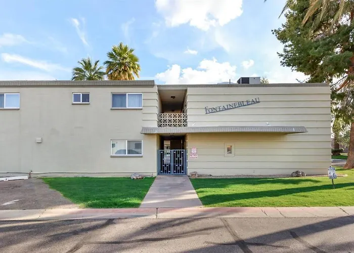 Mid Century Modern Condo Near Old Town, Pool & Bbq