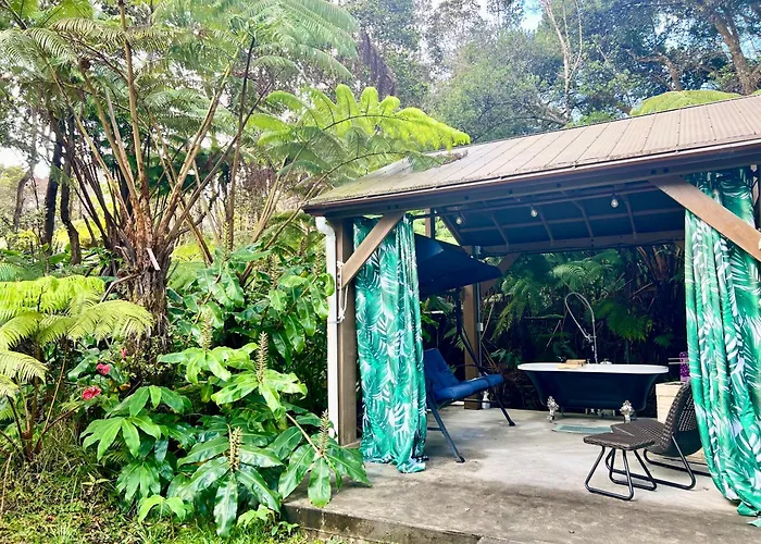 Romantic Volcano Retreat: Luxury Soak-Tub & Firepit Near Hawaii Park