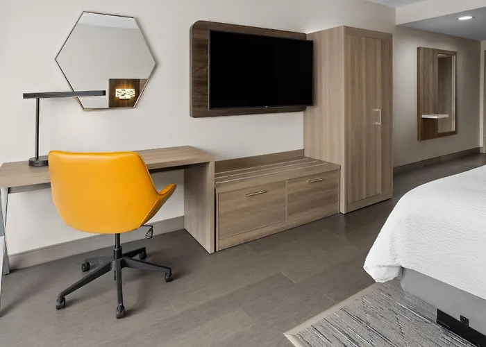 Holiday Inn Express & Suites Waynesboro East