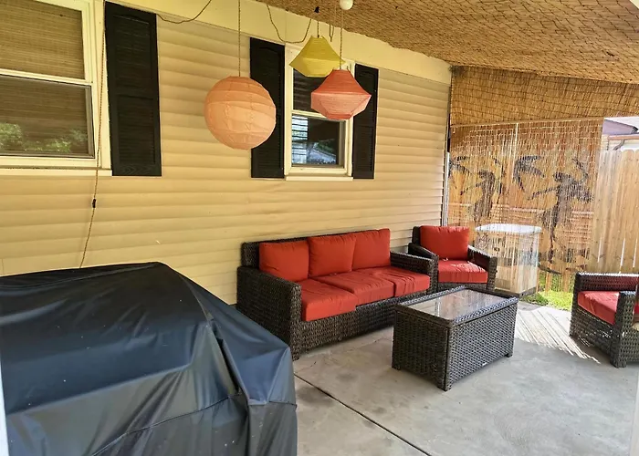 Kikis Tikis! Fun Themed Home