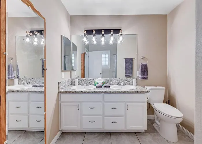Cozy Getaway With King Bed, Bbq & Spacious Backyard