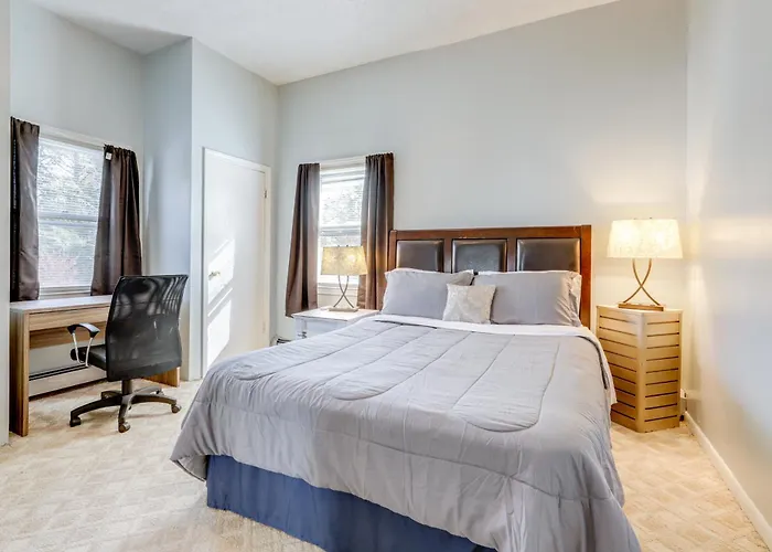 5 Mi To To Downtown Worcester: Quiet Townhome