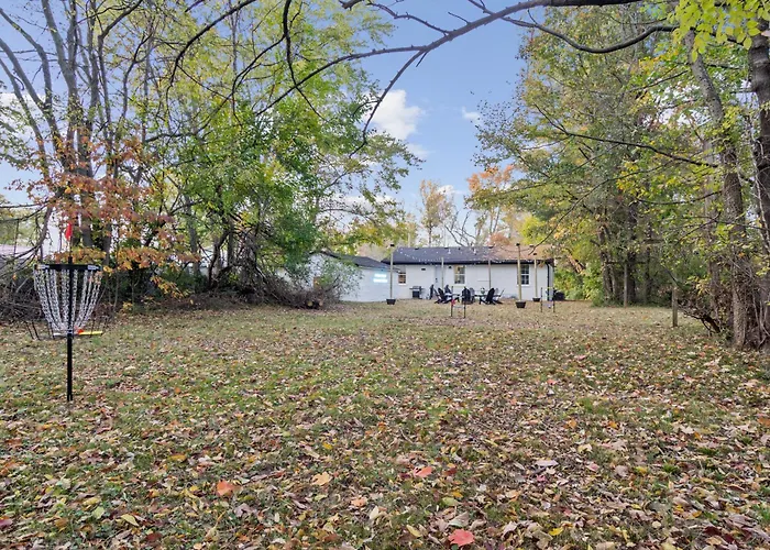 Game Room And Huge Yard With Fire Pit Yard Games And Bbq Near Ue And Downtown