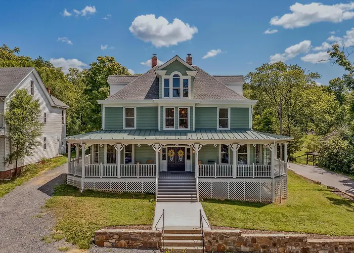 The Grand Castalian Inn Bed And Breakfast