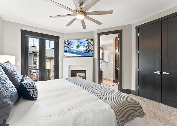 Luxury 3 Bedroom Canyons Village, Gourmet Kitchen, Walk To Lifts, Private Hot Tub, Heated Pool, Gym