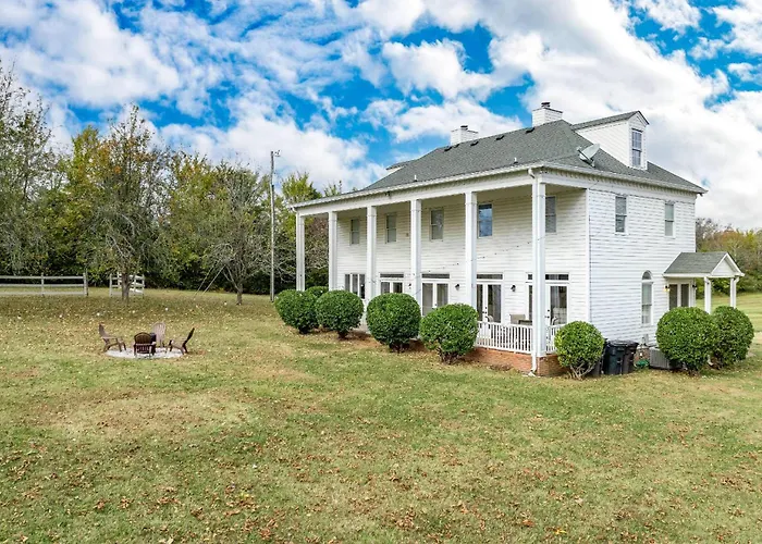 Colonial Manor