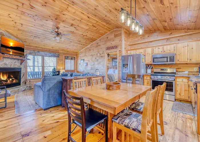 Secluded Sunrise Ridge: Mountain View Retreat with Hot Tub
