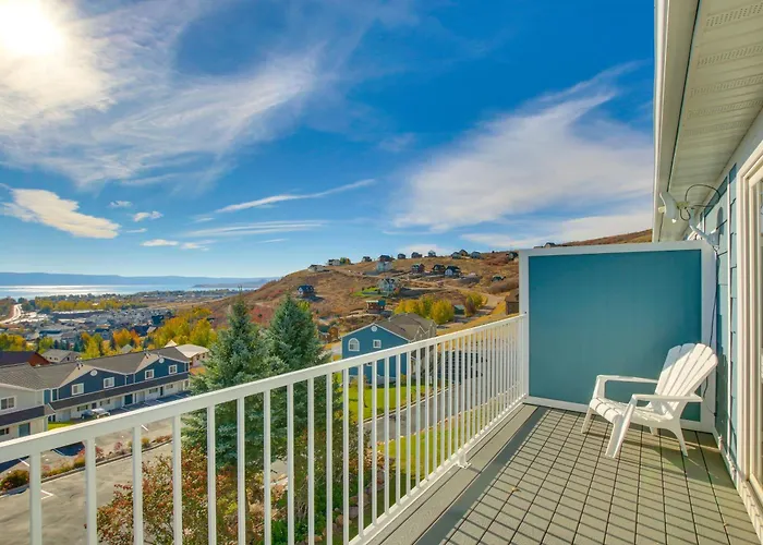 Spacious Garden City Townhome W/ Lake Views!